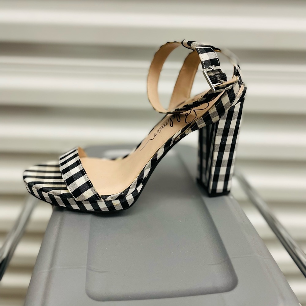 Black/white heels - Picture 2 of 2